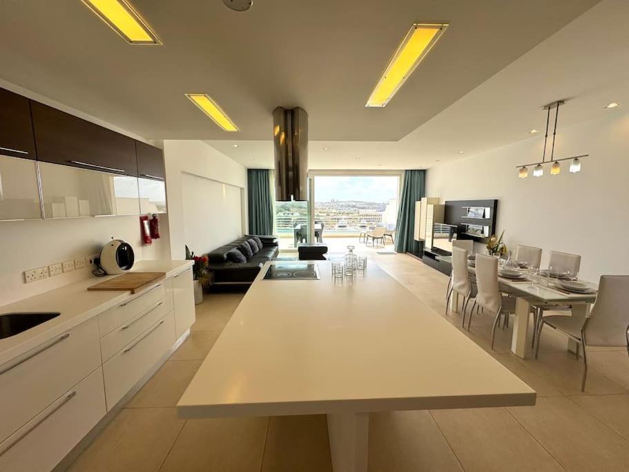 Penthouse -Centre Of Sliema - Best View In Malta Exterior photo